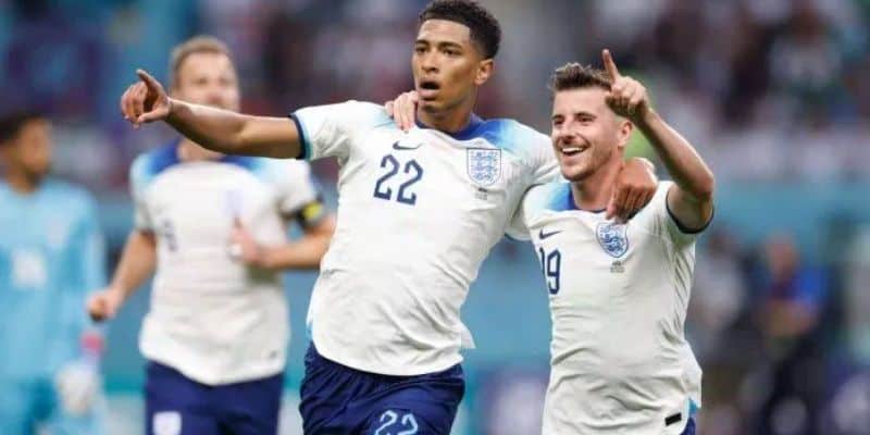 Đội tuyển Anh thể hiện sức mạnh ngay trận đầu tại WC 2022 8 Trước khi hiệp một khép lại thì Anh đã dẫn trước 3 bàn nhờ bàn thắng của Sterling, Saka và Bellingham
