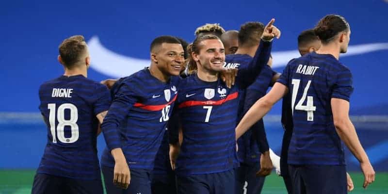 Đương kim vô địch Pháp ra quân giòn giã sau trận thắng Australia 6 Kylian Mbappe bật cao đánh đầu ở cự ly gần đánh bại được thủ môn.