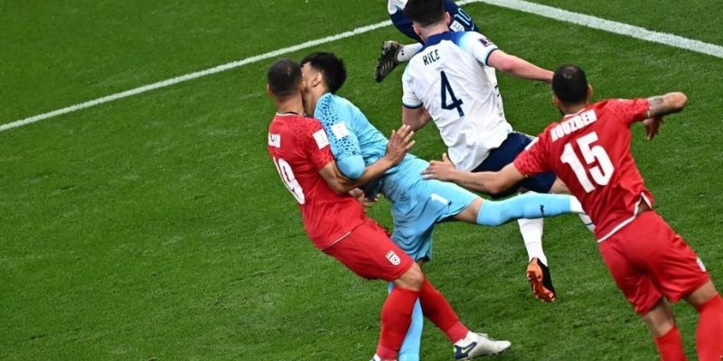 Iran tan tác trận đầu tại WC 2022 - Liệu có qua vòng bảng? 7 Hiệp 1 kết thúc với hơn 14 phút bù giờ do thời gian nằm sân chấn thương của thủ thành Iran.